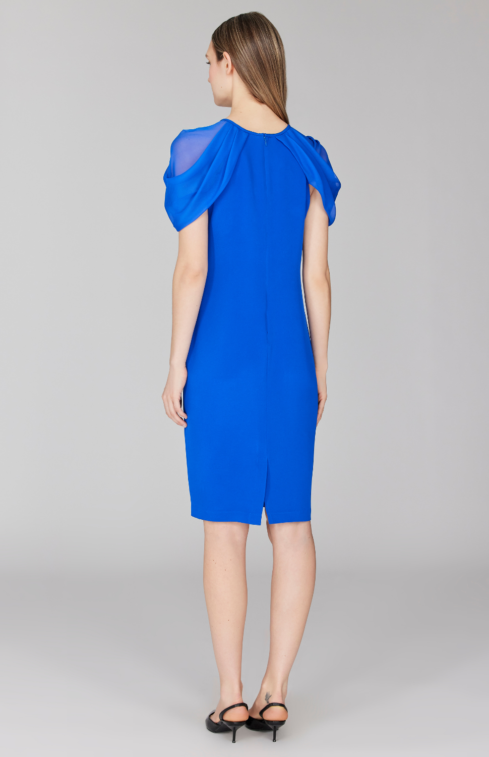 Morgan is 5' 11" and wearing Cobalt in size XS.