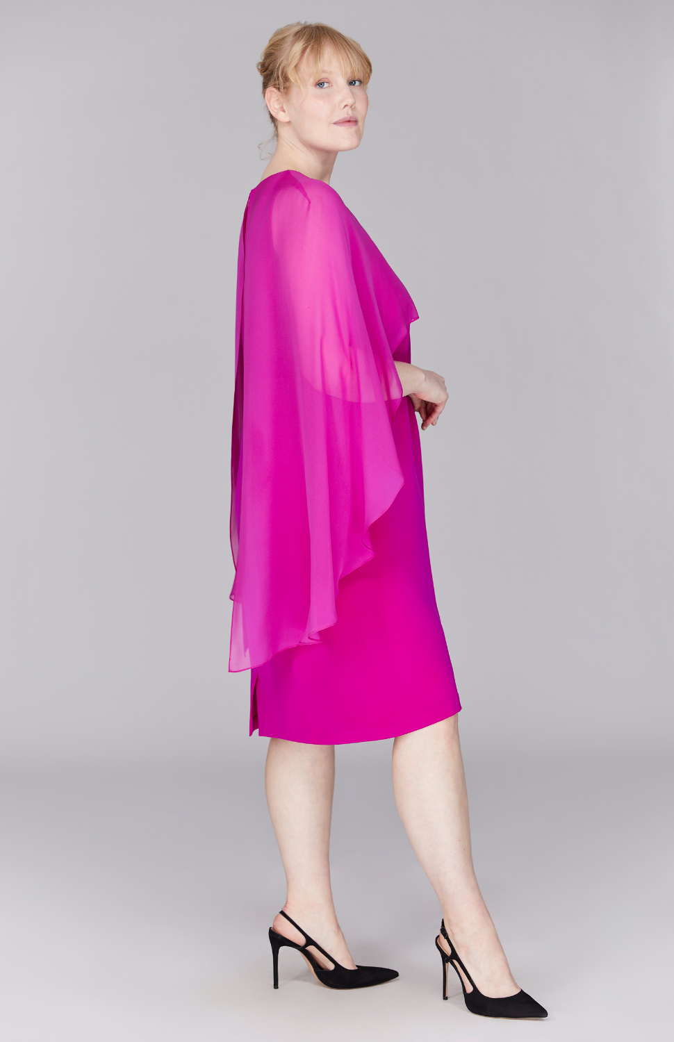 Molly is wearing Fuchsia in size L.