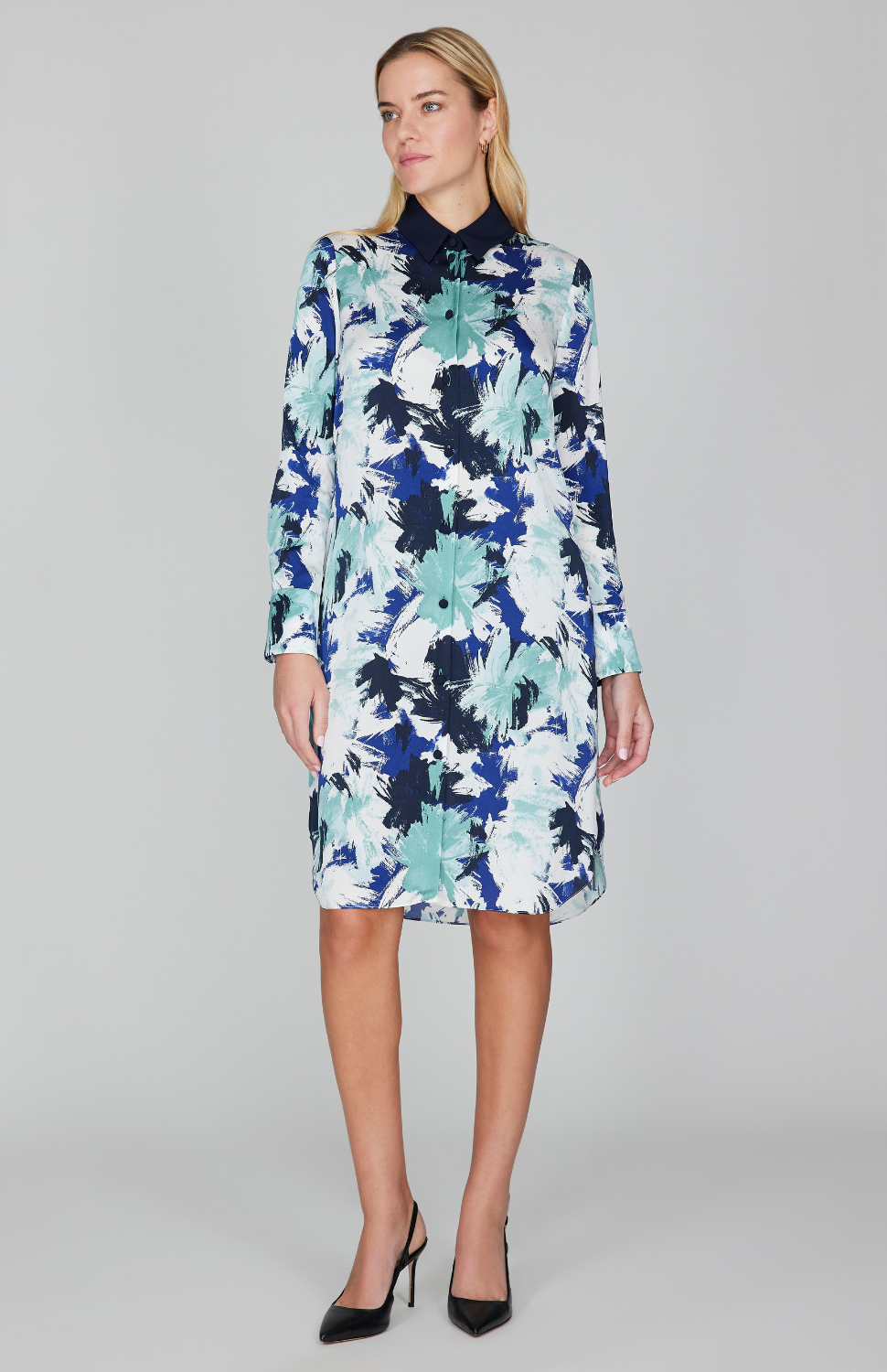 Gabby is 5'10" and wearing Blue Multi in size XS.