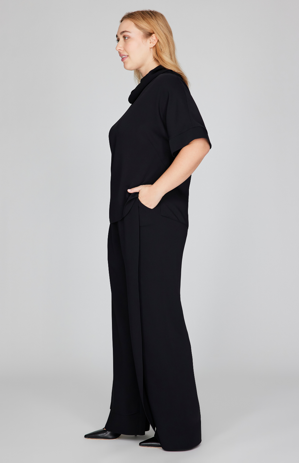 Madeline is 5'10" and wearing Black in size M.