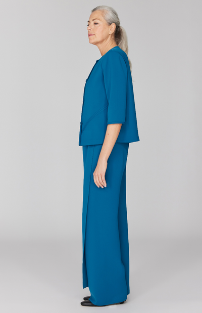Fabienne is 5' 9" and wearing Petrol in size XS.