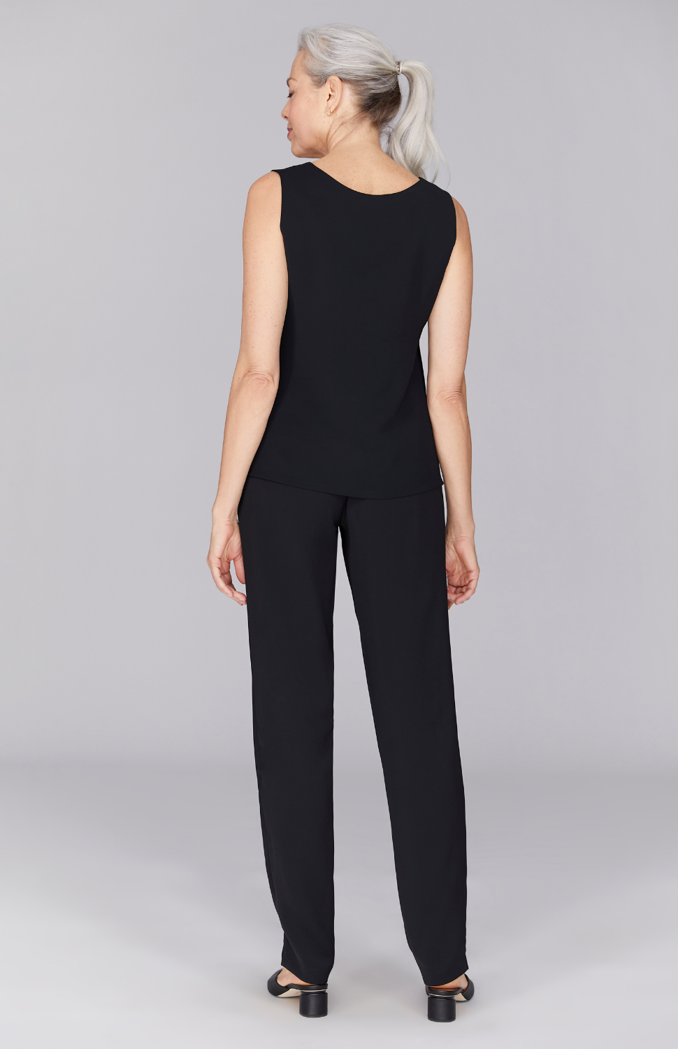 Fabienne is 5'9" and wearing Black in XS.