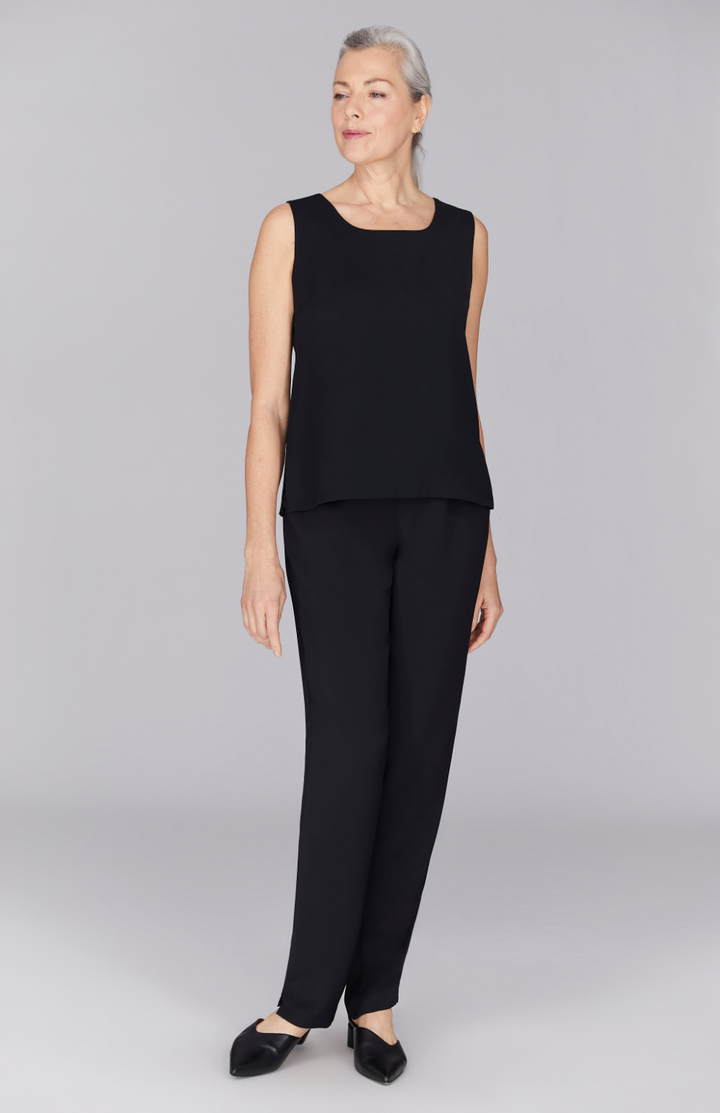 Fabienne is wearing Black in XS.