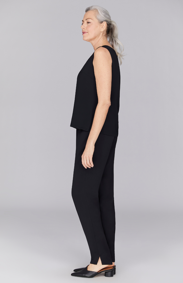 Fabienne is wearing Black in XS.