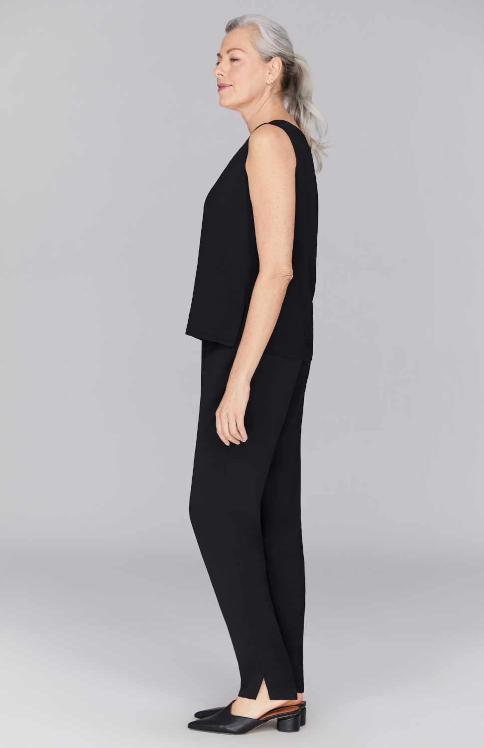 Fabienne is 5'9" and wearing Black in XS.