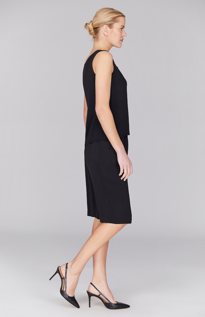 Gabby is wearing Black in size XS.