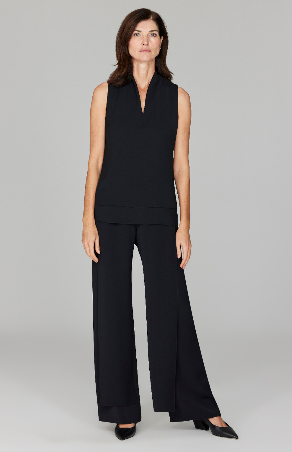 Ekaterina is 5'10" and wearing a size XS in Black.