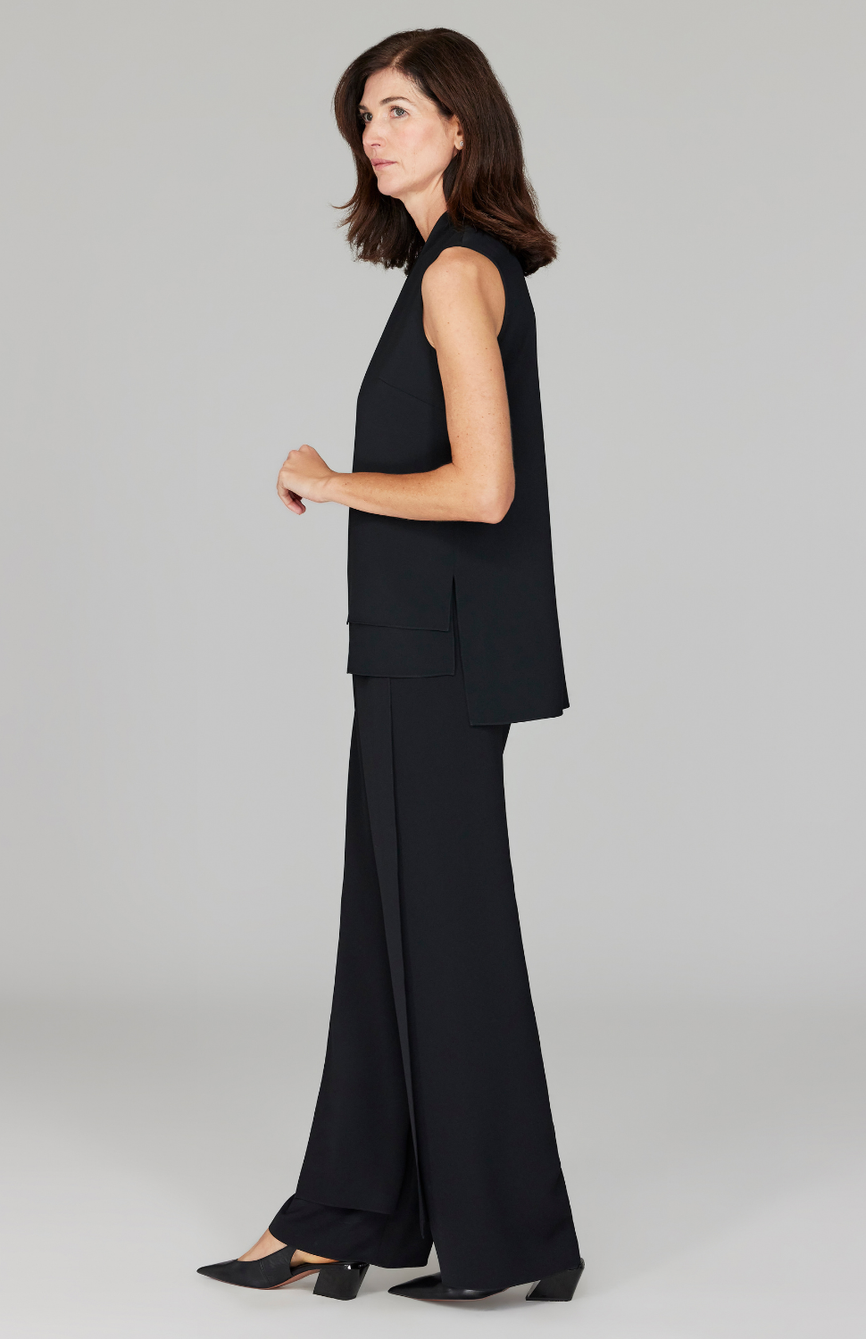 Ekaterina is 5'10" and wearing a size XS in Black.