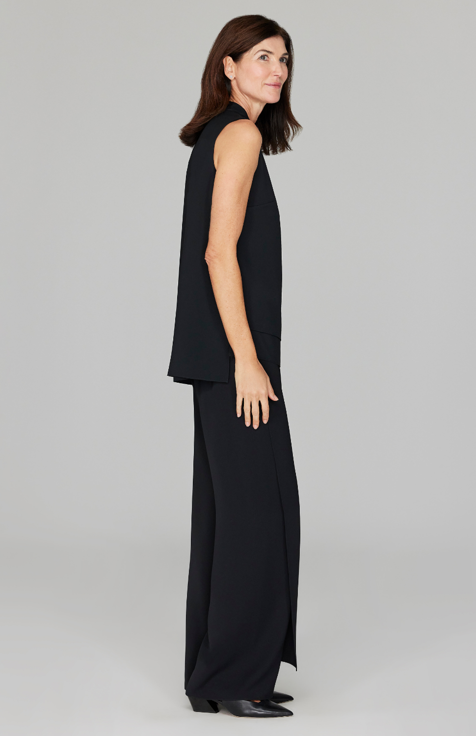 Ekaterina is 5'10" and wearing a size XS in Black.