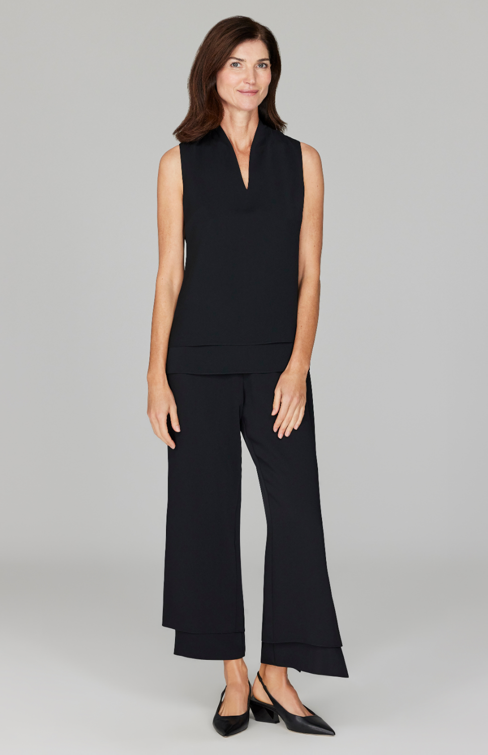 Ekaterina is 5'10" and wearing a size XS in Black.