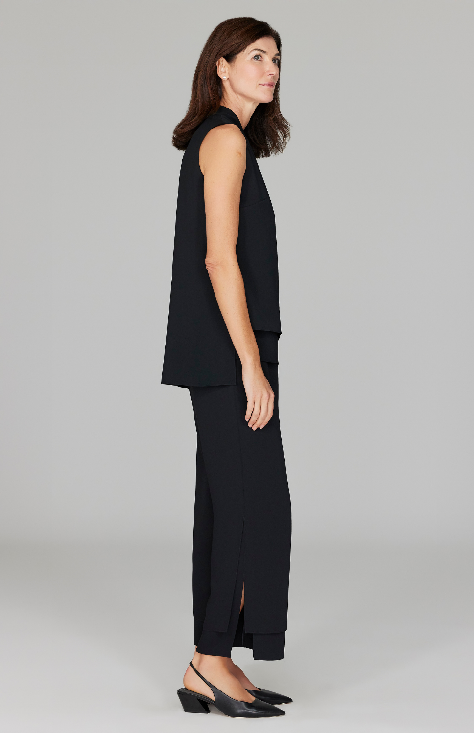 Ekaterina is 5'10" and wearing a size XS in Black.