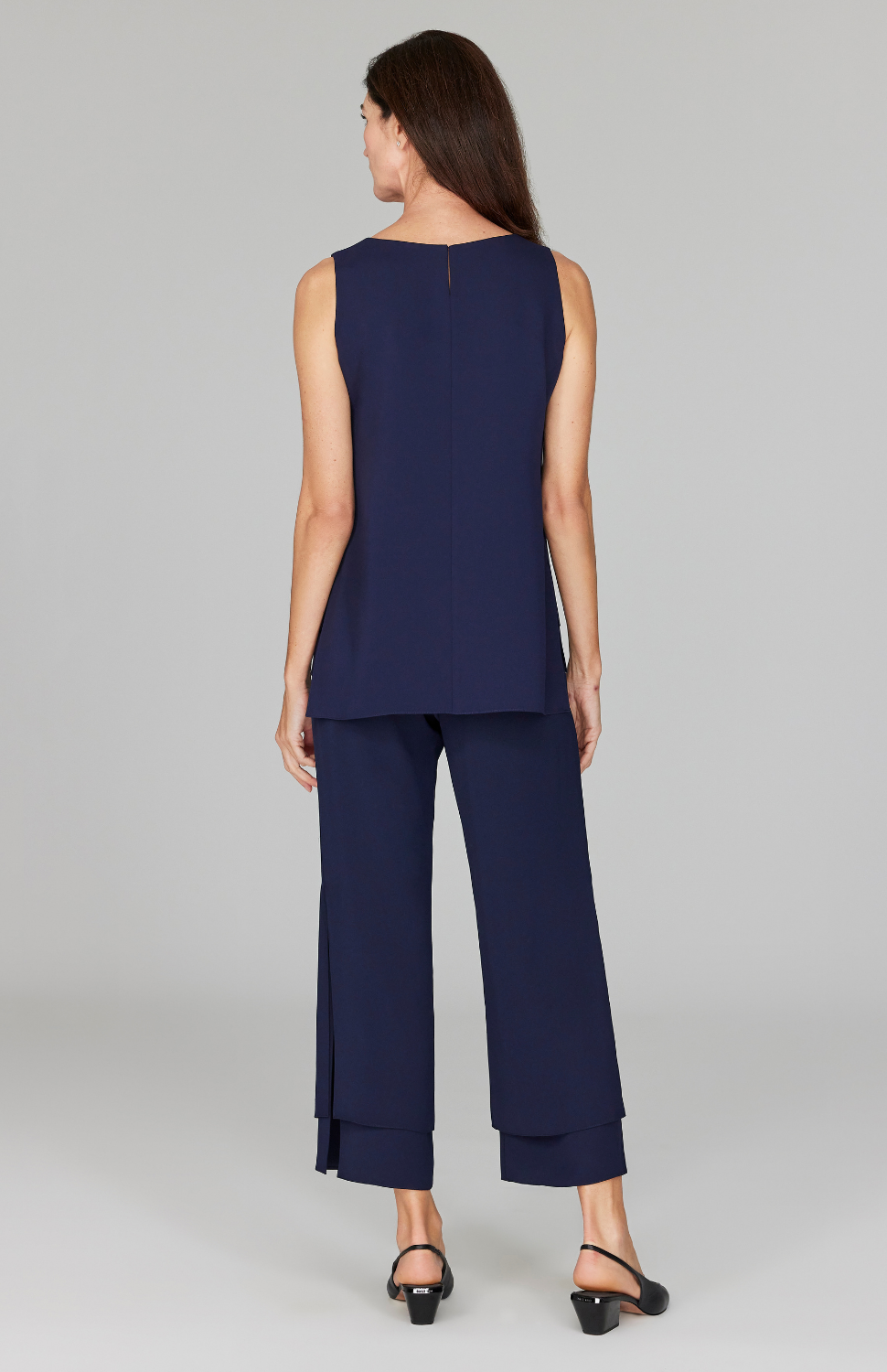 Ekaterina is 5'10" and wearing a size XS in Midnight.