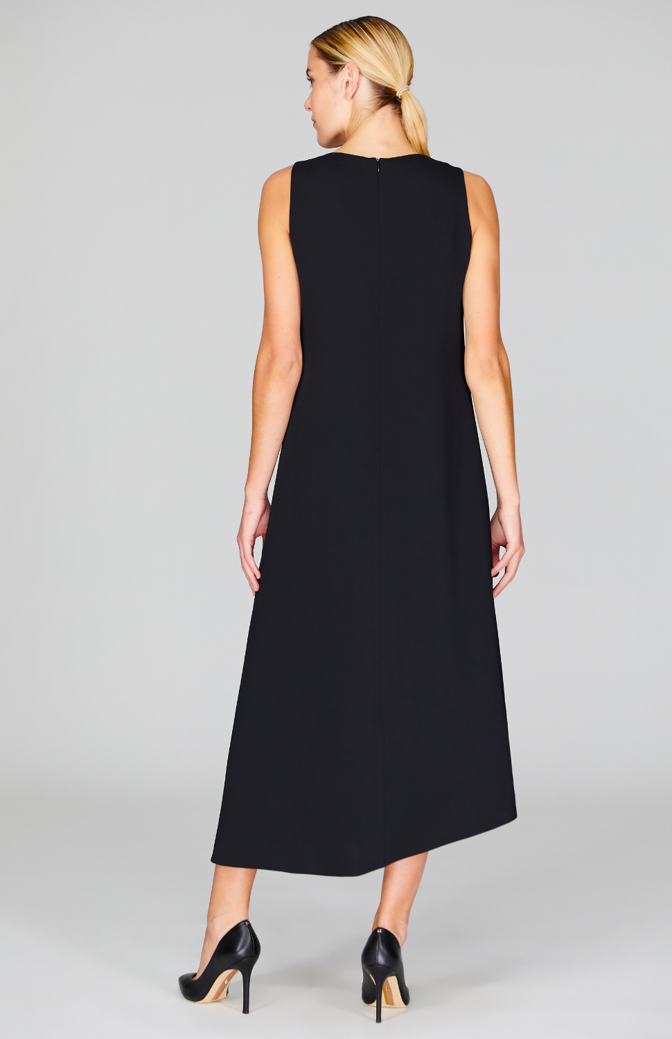 Gabby is 5'10" and wearing Black in XS.