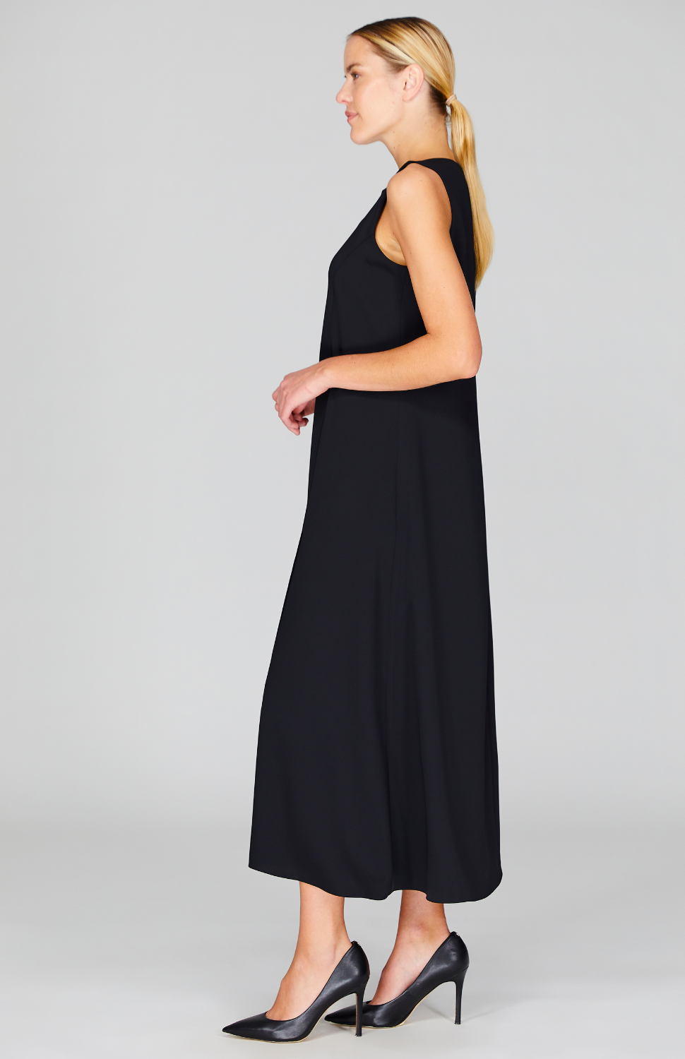 Gabby is 5'10" and wearing Black in XS.