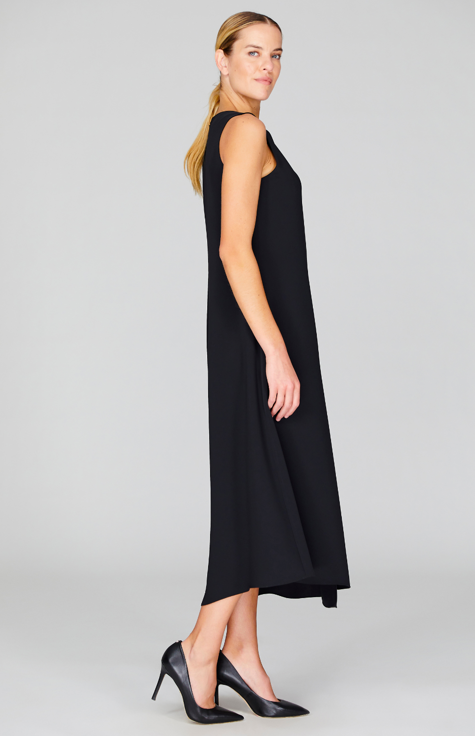 Gabby is 5'10" and wearing Black in XS.