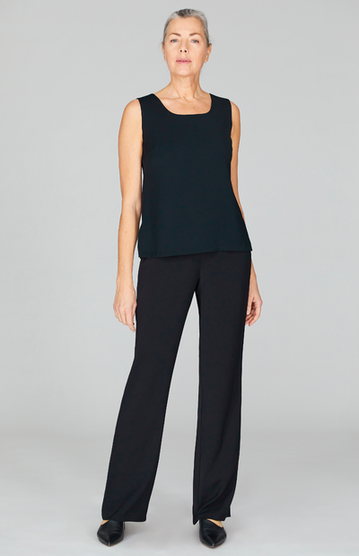 Fabienne is wearing Black in XS.