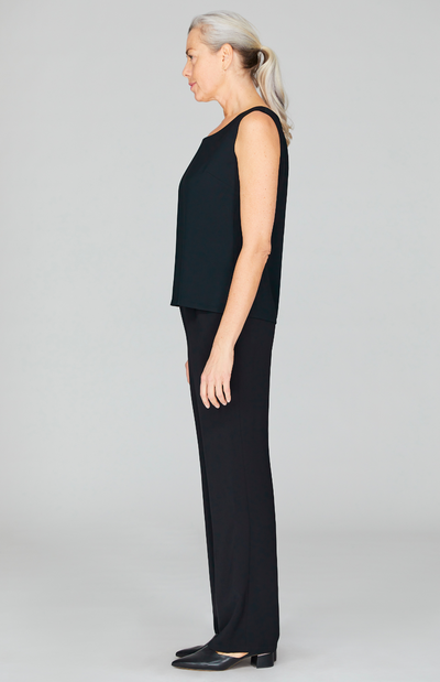 Fabienne is wearing Black in XS.