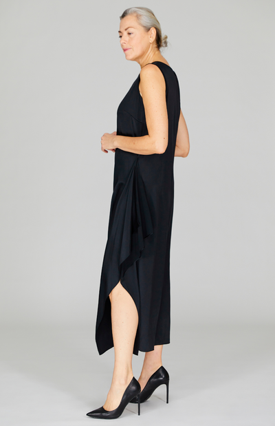 Fabienne is wearing Black in size XS.