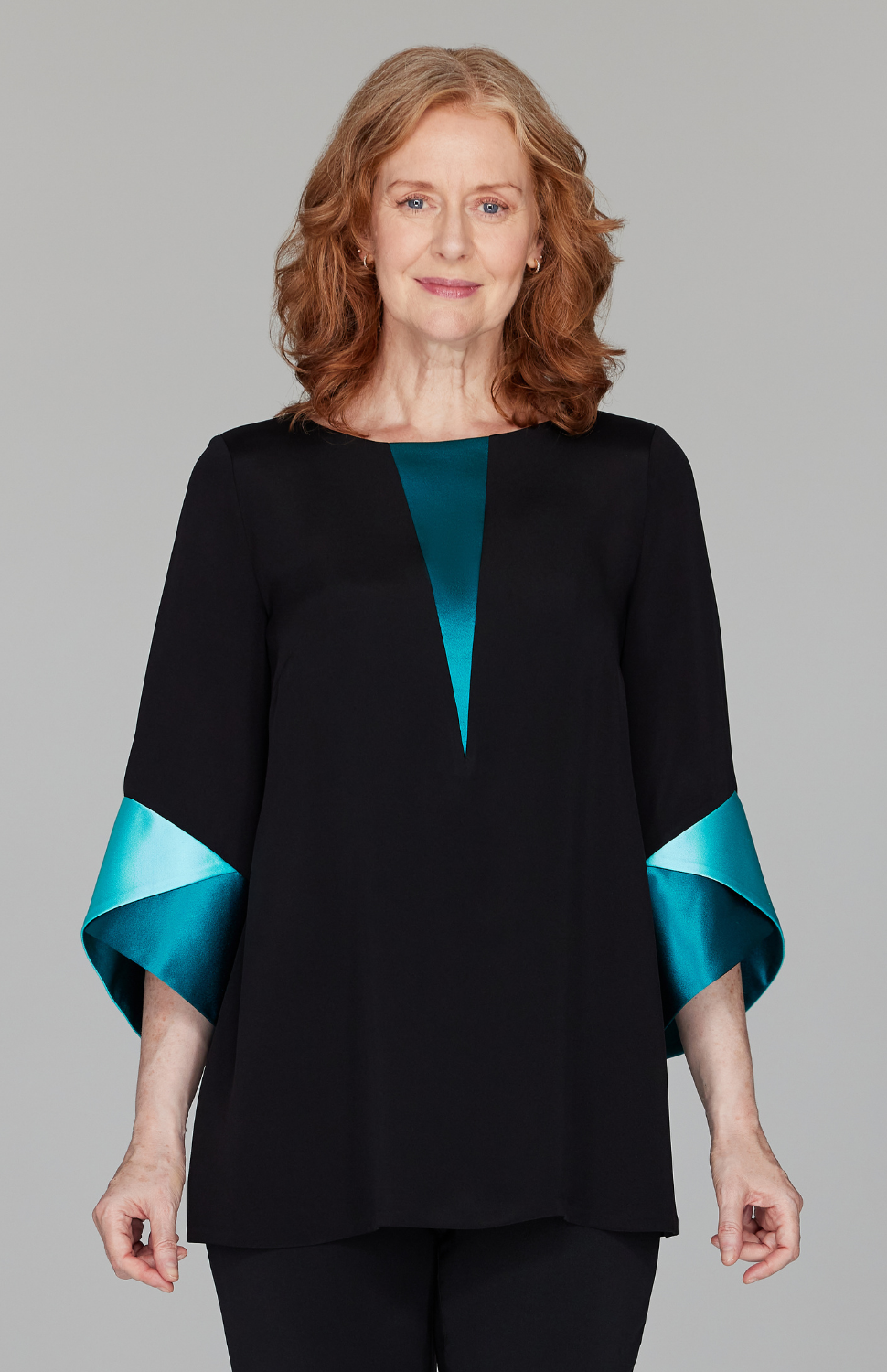 Amanda is wearing Juniper Aqua in size XS.