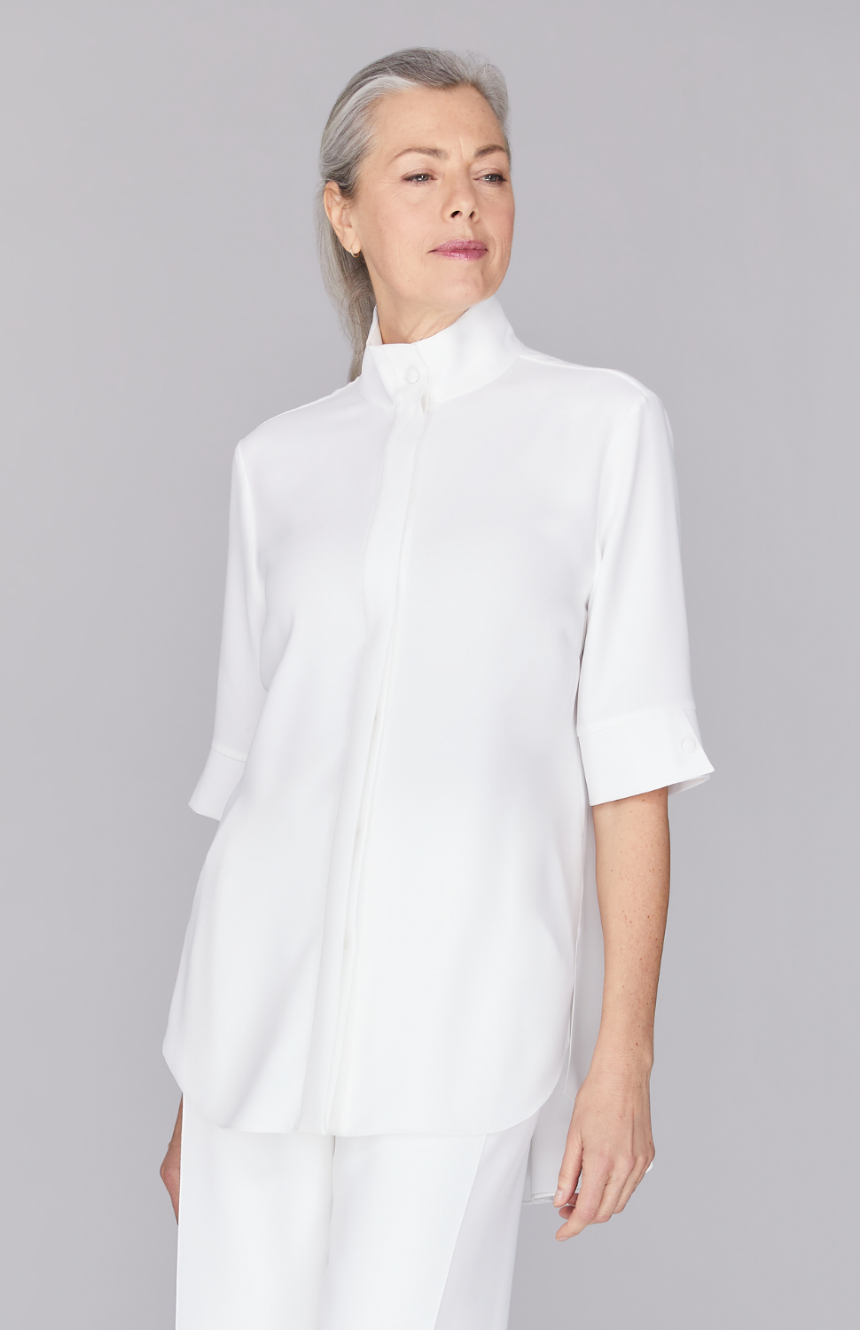 Fabienne is 5'9" and wearing Pearl in XS.