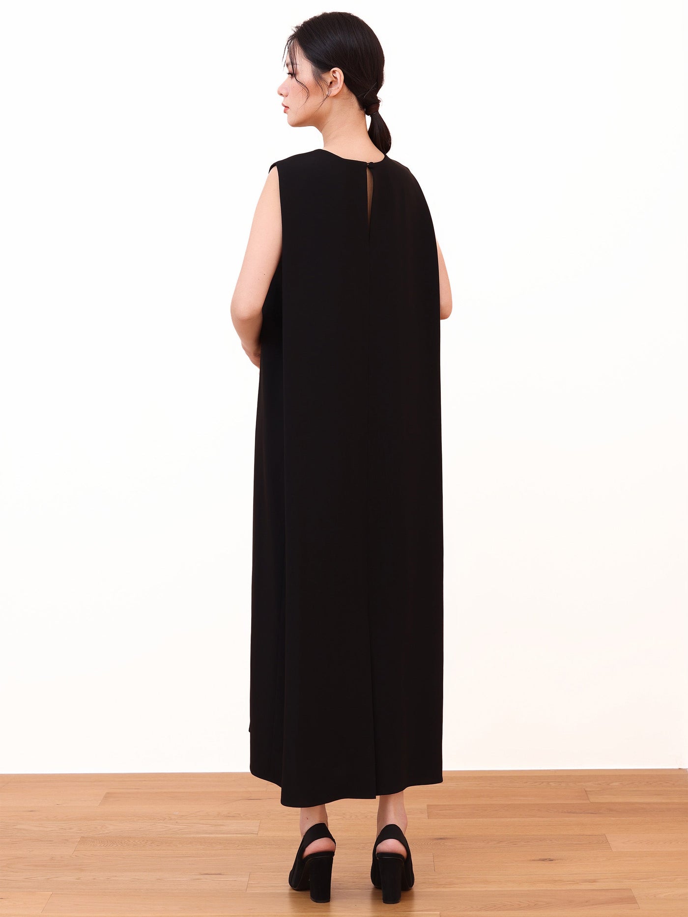 SLEEVELESS CREW NECK DRESS WITH BACK PANEL DETAIL