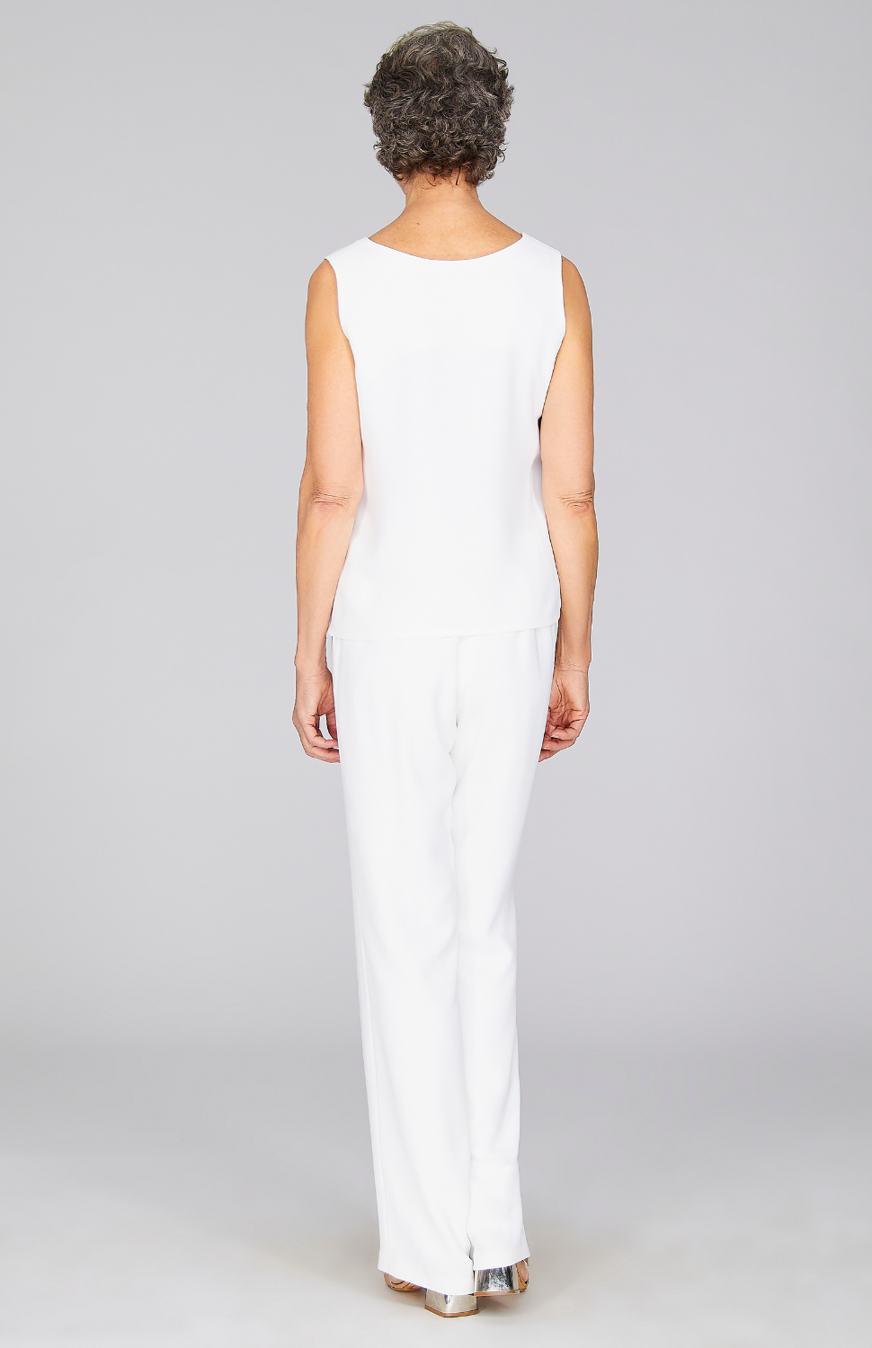 Nancy is wearing Pearl in XS.