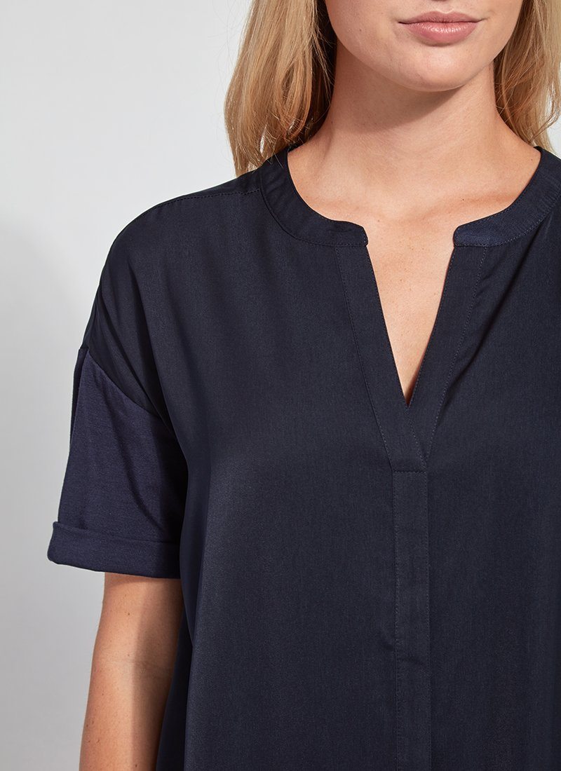 color=True Navy, neck detail, oversized flowy women’s shirt in stretchy knit jersey, rounded hem and drop shoulder sleeves