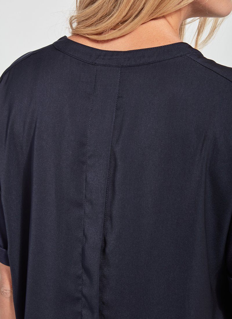 color=True Navy, back neckline detail, oversized flowy women’s shirt in stretchy knit jersey, rounded hem and drop shoulder sleeves